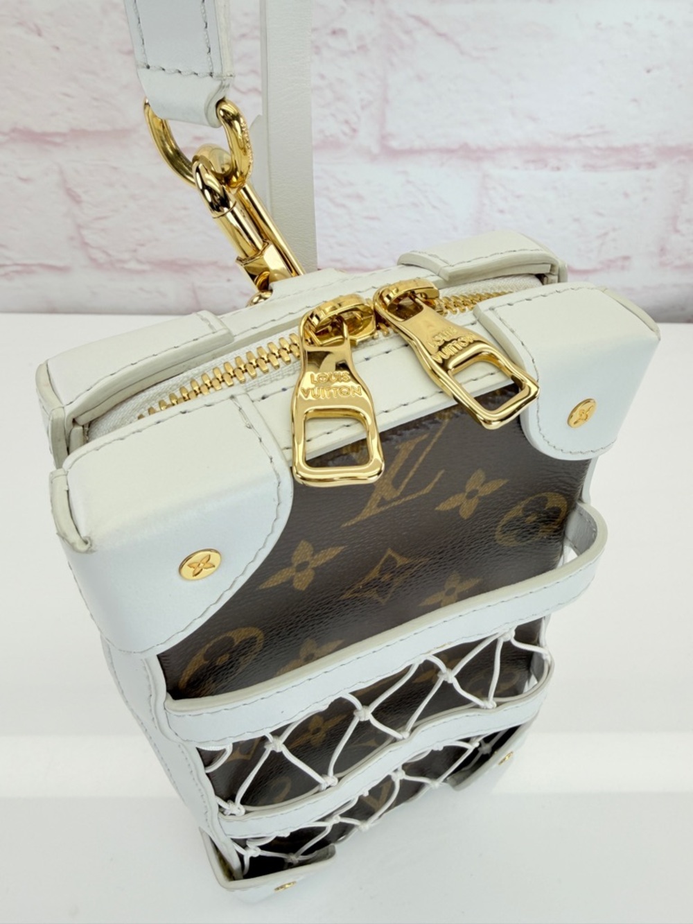 Louis Vuitton Louis Vuitton X NBA Monogram Soft Trunk Phone Box - Picture 4 of 15